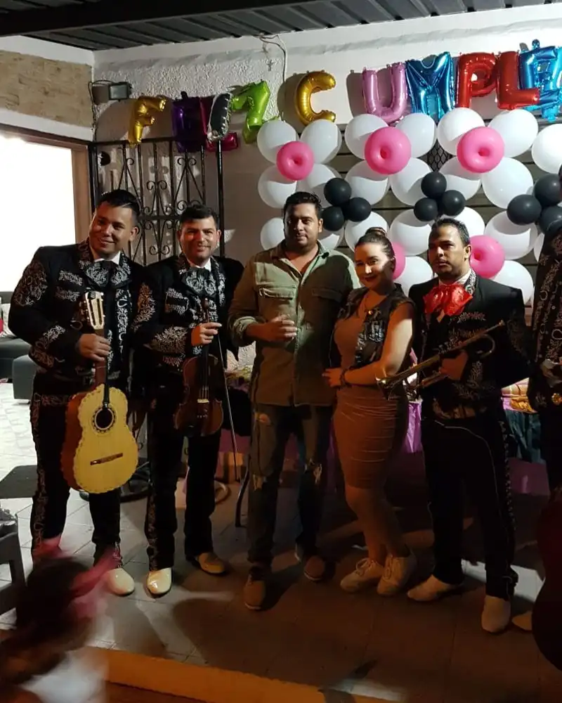 Mariachi con traje de charro y sombrero mexicano
