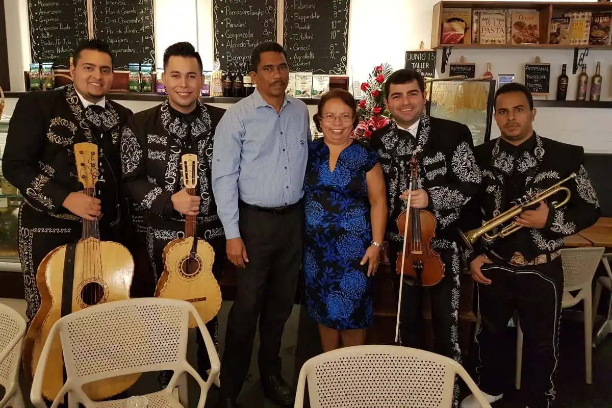Mariachis en una celebración de aniversario