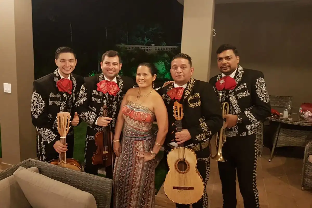 Mariachis cantando en un cumpleaños