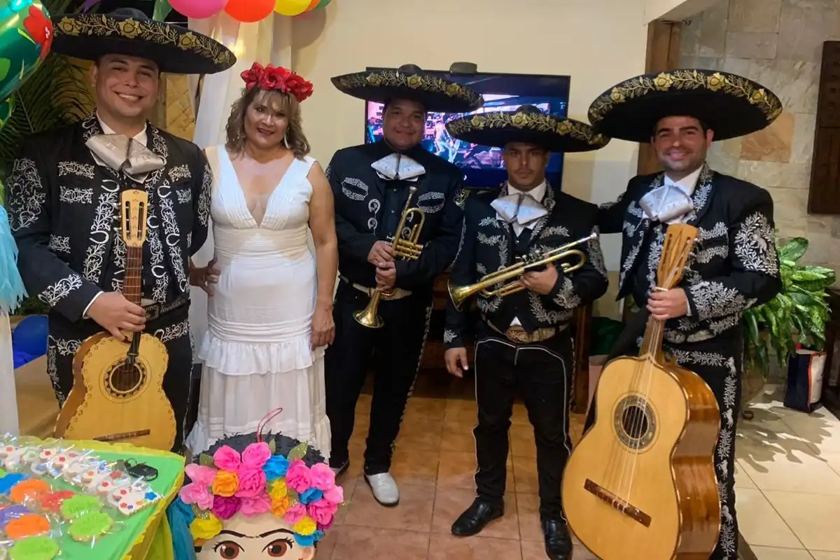 Mariachis tocando en un matrimonio